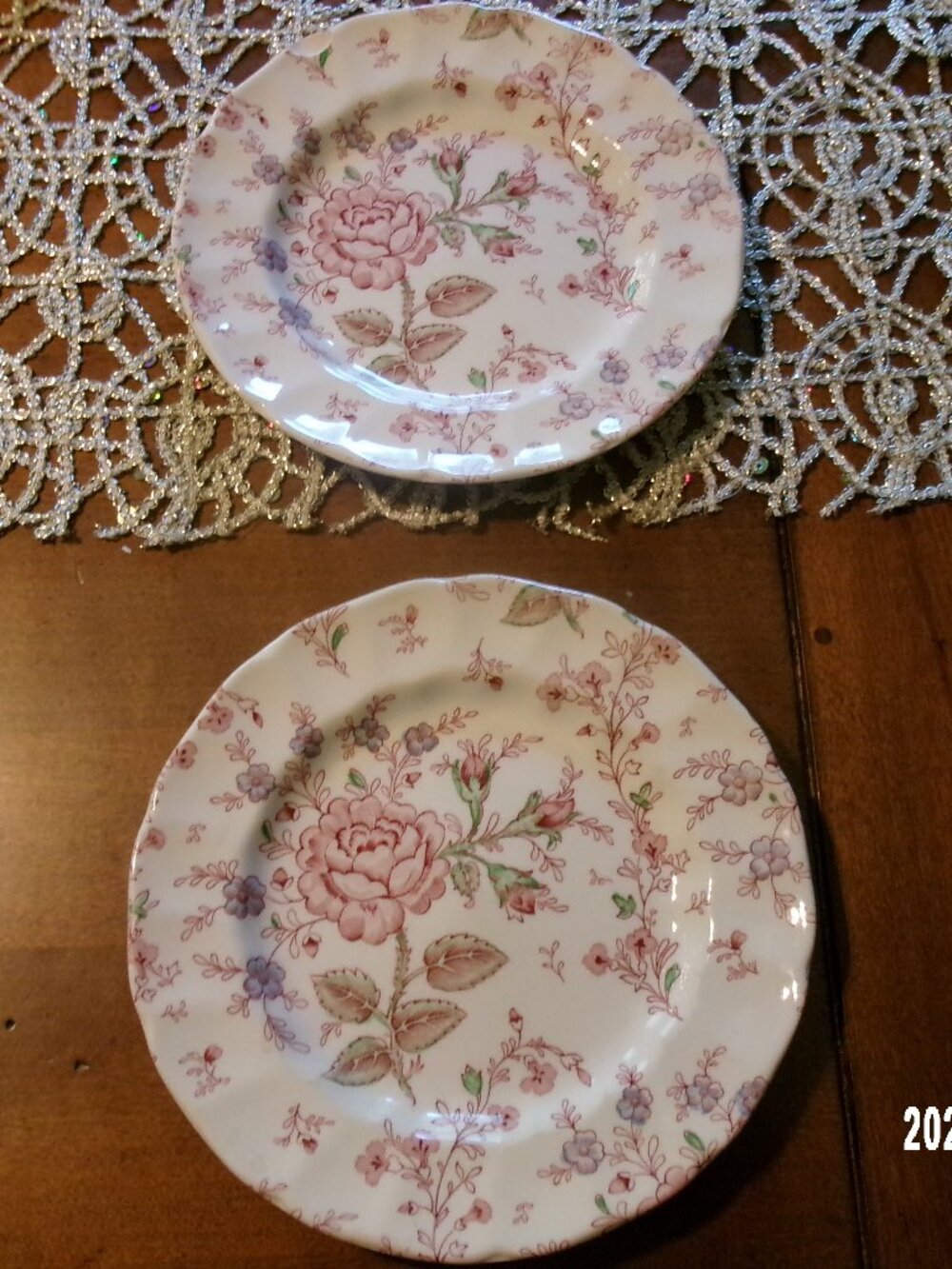 2 JOHNSON BROTHERS PAIR OF ROSE CHINTZ SALAD LUNCH PLATES GREAT CONDITIO 7 3/4"